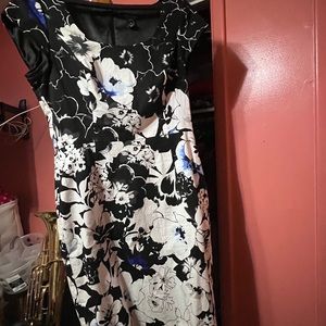 A beautiful floral dress never wore it. Originally got it for a gift